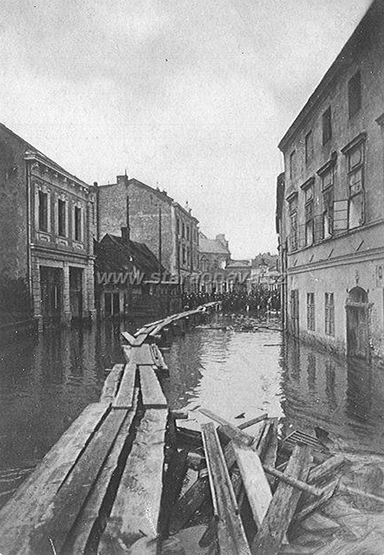 1903 (14).jpg - Povodně 1903 - pohled směrem od mostu v Kateřinkách k náměstí Osvoboditelů